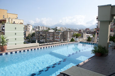 Poolen på taket på Hotel Mondial, Tirana, Albanien.